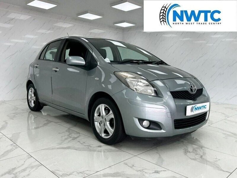 Silver Used 2010 Toyota Yaris Hatchback | £2,395 (Fair price) - Image 1/4