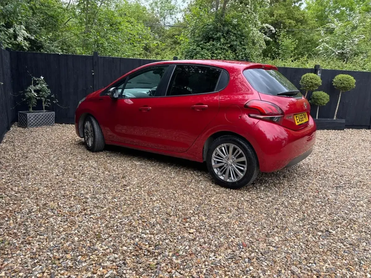 Used Peugeot 208 Signature Sky 82 HP (60 kW) 2019 Red Hatchback