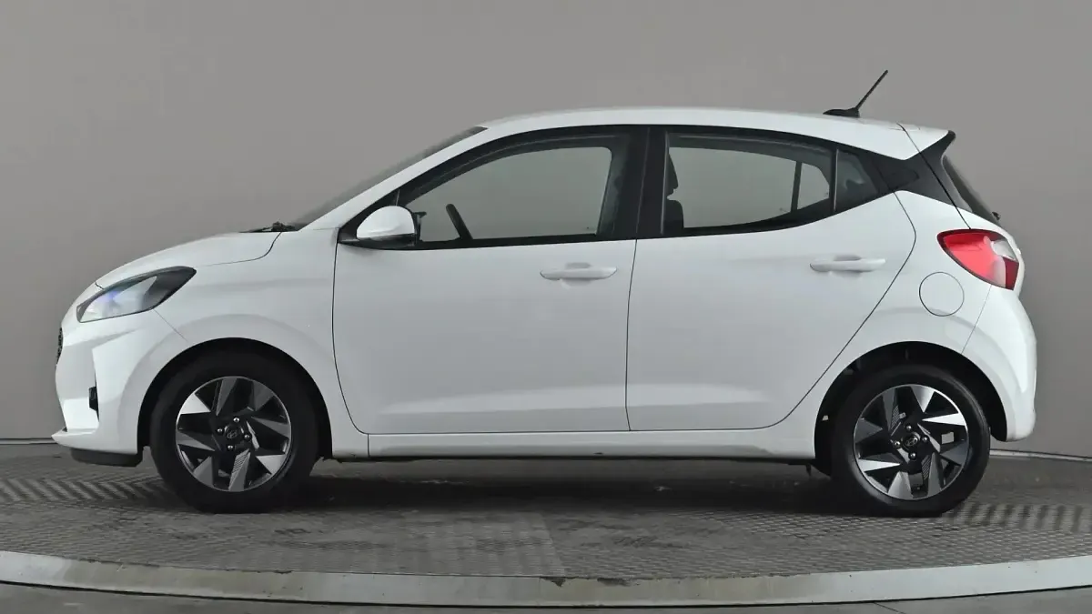 Used Hyundai i10 Advanced 67 HP (49 kW) 2023 White Hatchback