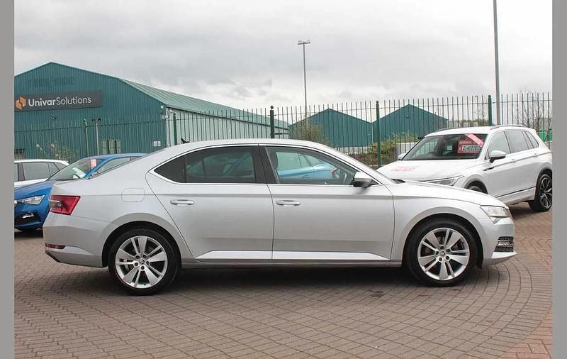 Usado Skoda Superb SE L 147 CV (108 kW) 2022 Plateado Utilitario