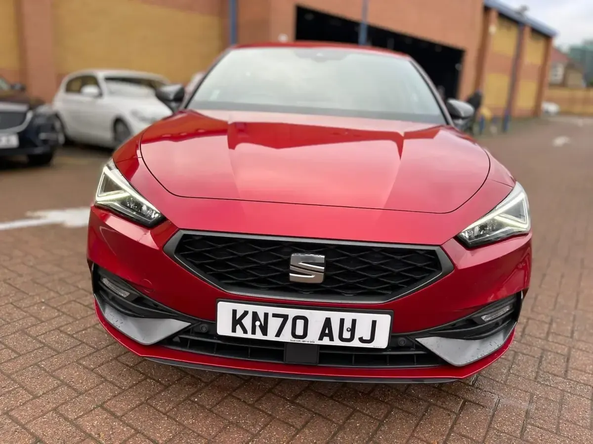 Begagnad Seat Leon FR First Edition 150 HK (110 kW) 2020 Röd Halvkombi