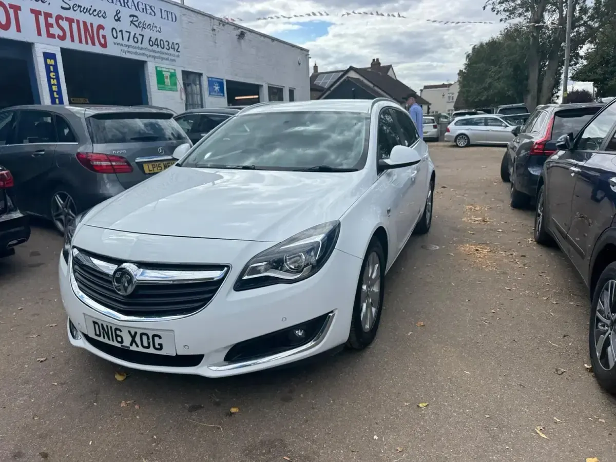 Used Vauxhall Insignia SRi 134 HP (98 kW) 2016 White Estate