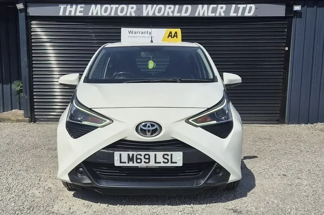 Used Toyota Aygo X-play 72 HP (52 kW) 2019 White Hatchback