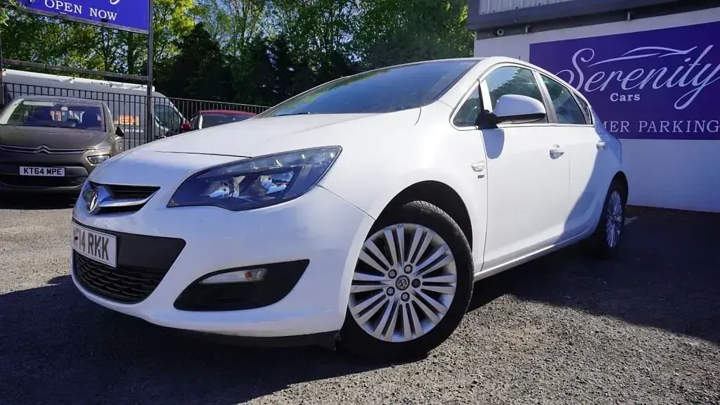 Gebraucht Vauxhall Astra 110 PS (80 kW) 2013 Weiß Kleinwagen
