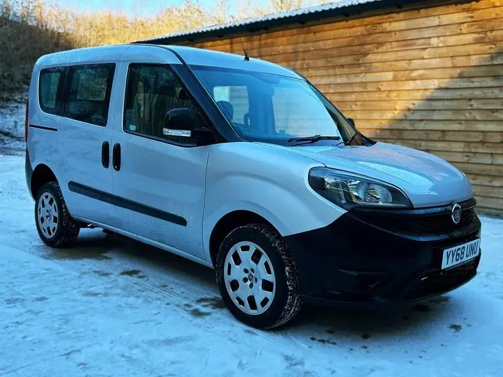 Begagnad Fiat Doblò Active 95 HK (69 kW) 2019 Silver Minibuss
