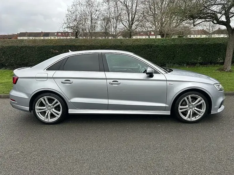 Begagnad Audi A3 S-Line 190 HK (139 kW) 2017 Silver Sedan