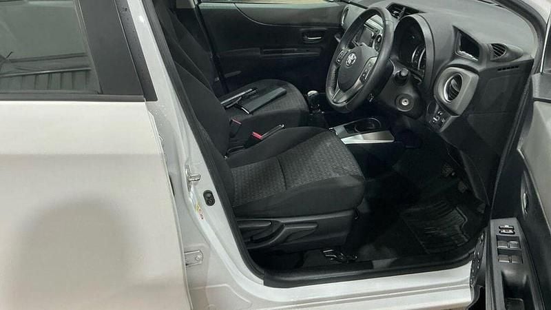 Used Toyota Yaris Plus 99 HP (72 kW) 2014 White Hatchback