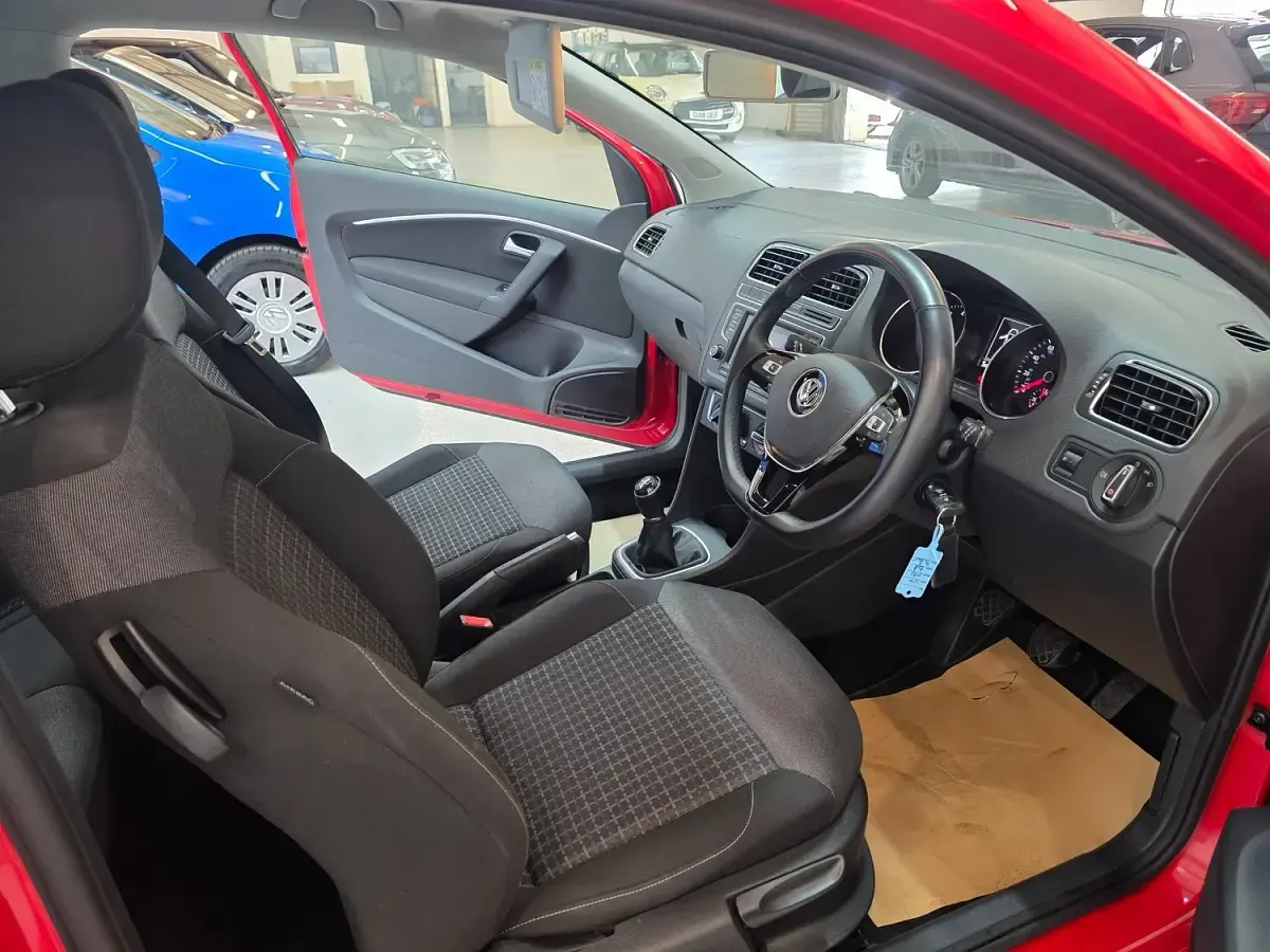Used VW Polo SE 90 HP (66 kW) 2015 Red Hatchback