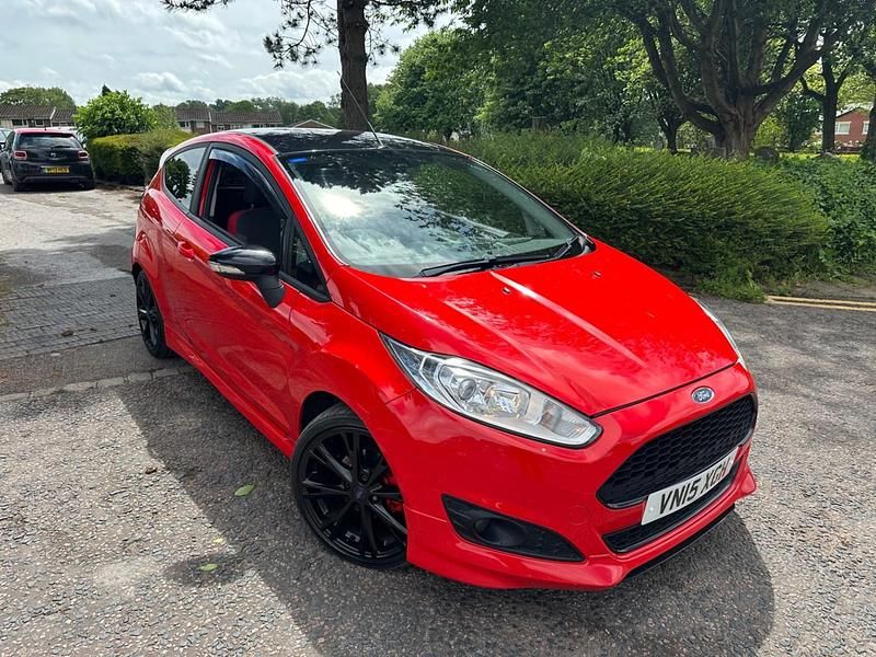Red Used 2015 Ford Fiesta Zetec Hatchback | £2,995 (Good price) - Image 1/4