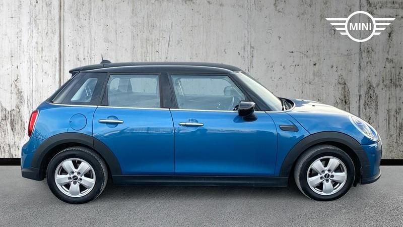 Usado Mini Cooper Classic 134 HP (98 kW) 2022 Azul Citadino