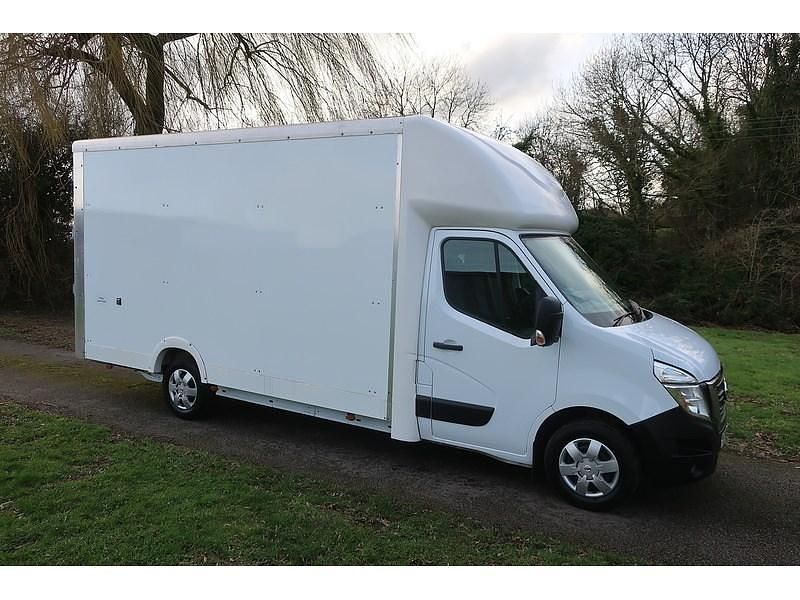 Used Nissan Interstar Tekna 145 HP (106 kW) 2025 White Van