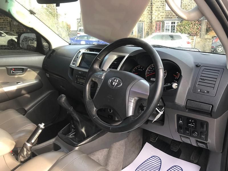 Used Toyota HiLux 171 HP (125 kW) 2012 Grey Pickup