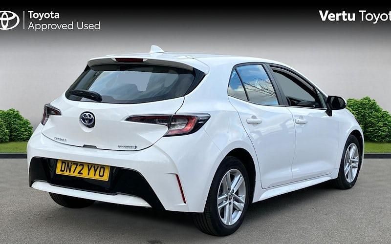 Used Toyota Corolla 122 HP (89 kW) 2022 White Hatchback