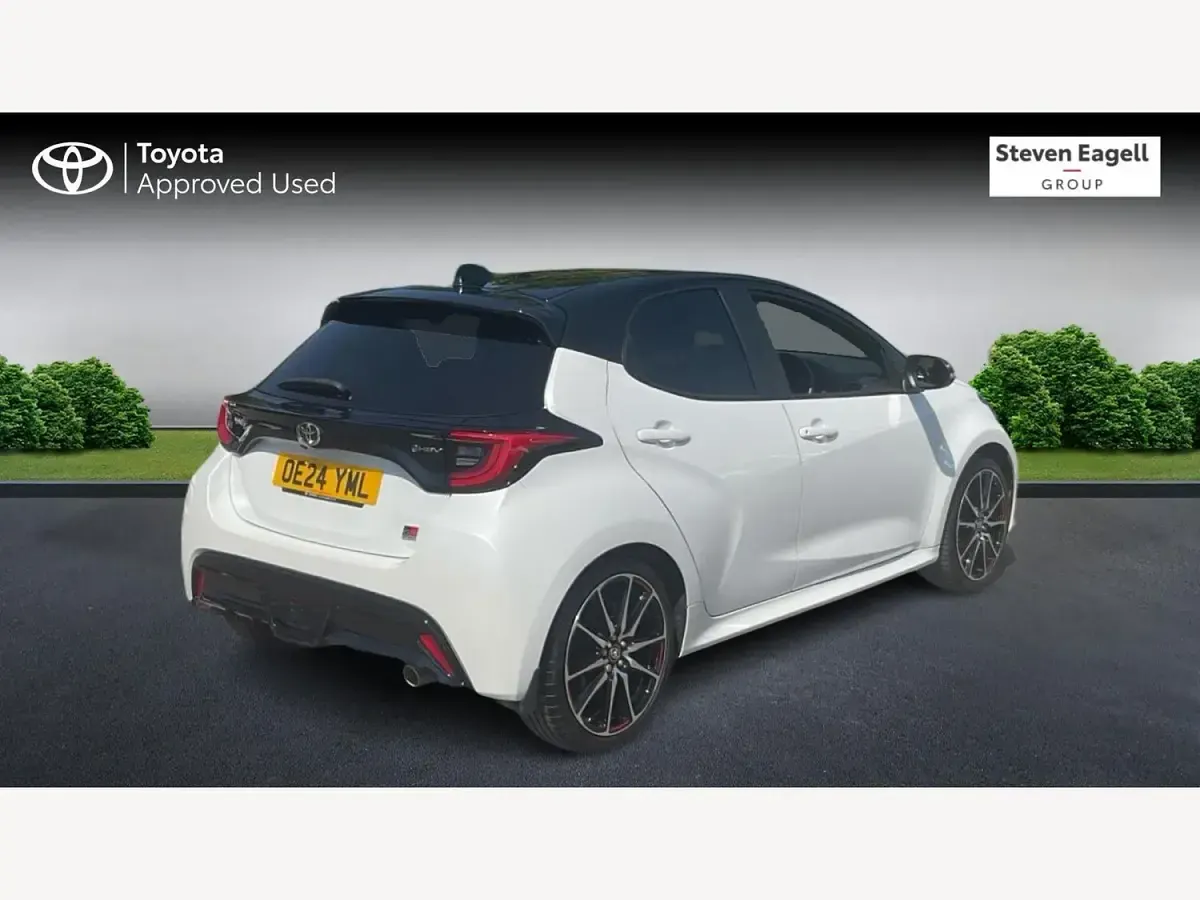 Used Toyota Yaris Sport 91 HP (66 kW) 2024 White/black Hatchback