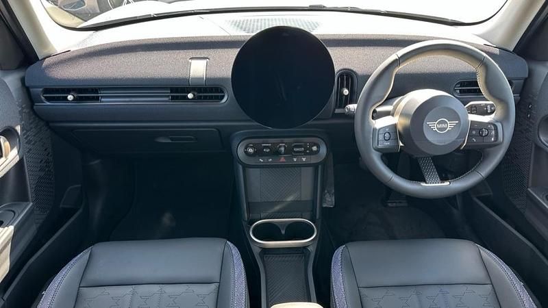 Begagnad Mini Cooper Hatch 113 kW (154 HK) 2025 Silver Halvkombi