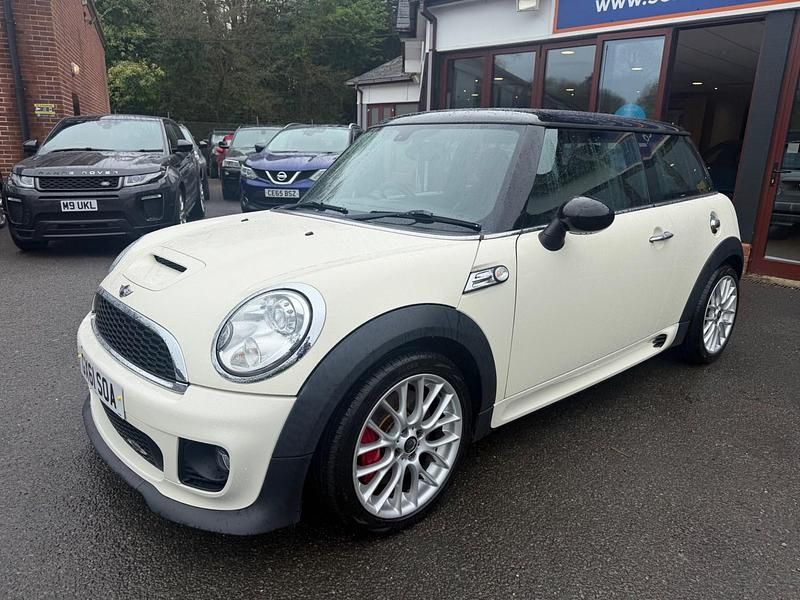 Used Mini John Cooper Works Hatch 211 HP (155 kW) 2011 White Hatchback