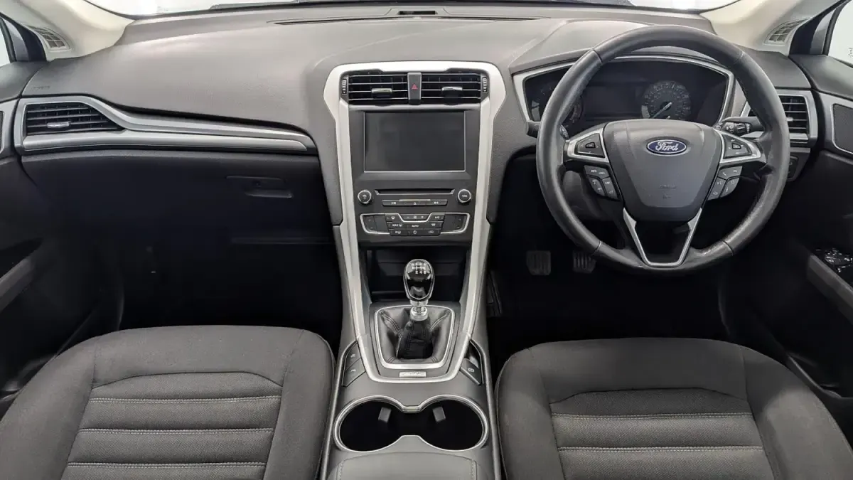 Usado Ford Mondeo Zetec 150 HP (110 kW) 2019 Prateado Citadino