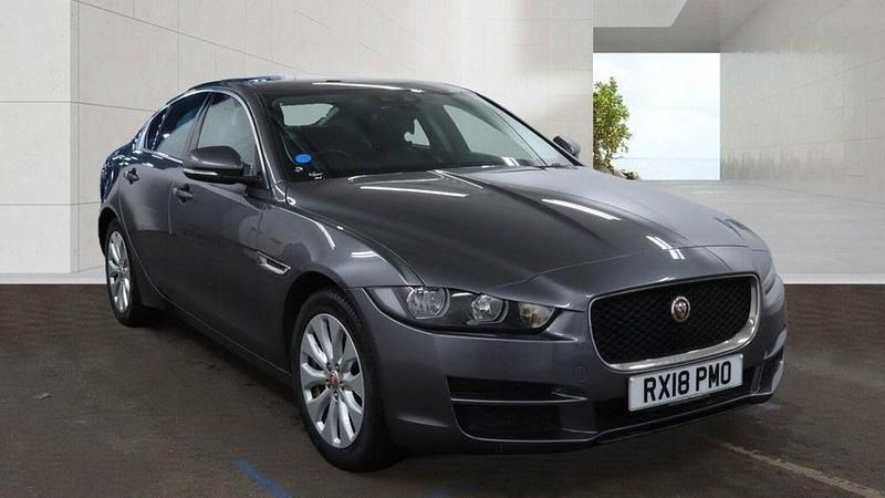 Usado Jaguar XE Prestige 163 HP (119 kW) 2018 Cinzento Sedan