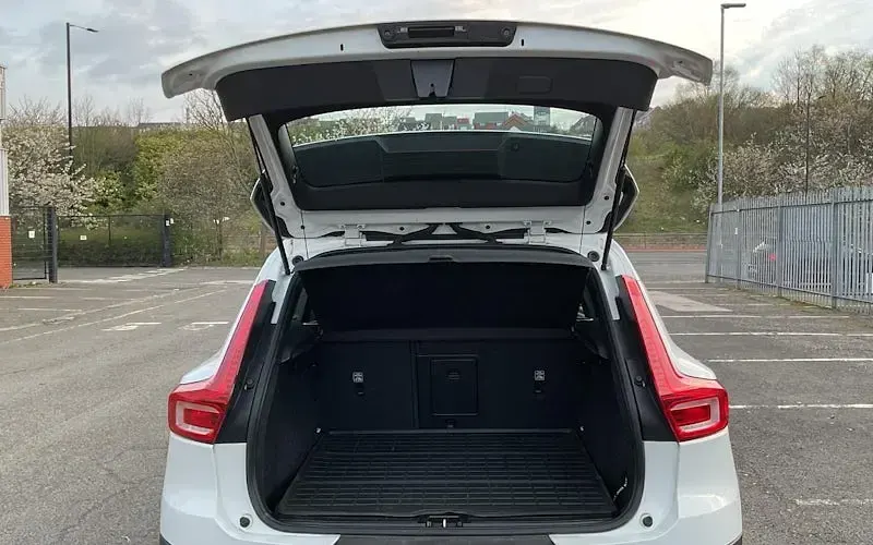 Used Volvo XC40 Momentum 163 HP (119 kW) 2022 White SUV