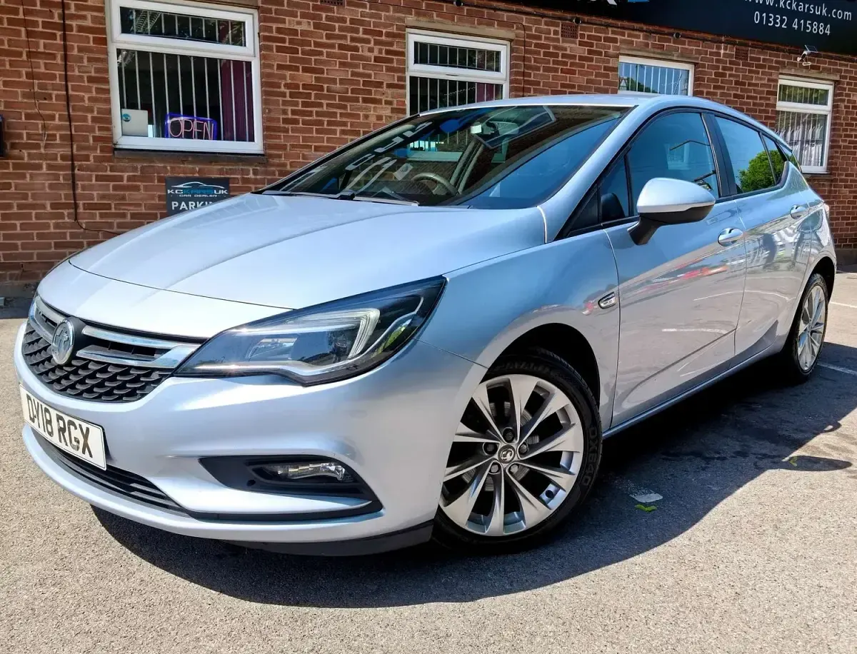 Used Vauxhall Astra Design Edition 101 HP (74 kW) 2018 Silver Hatchback