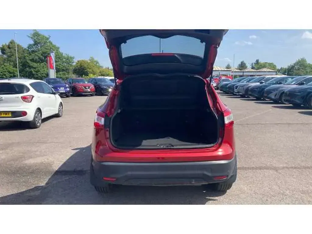 Używany Nissan Qashqai N-Vision 130 KM (95 kW) 2017 Czerwony SUV