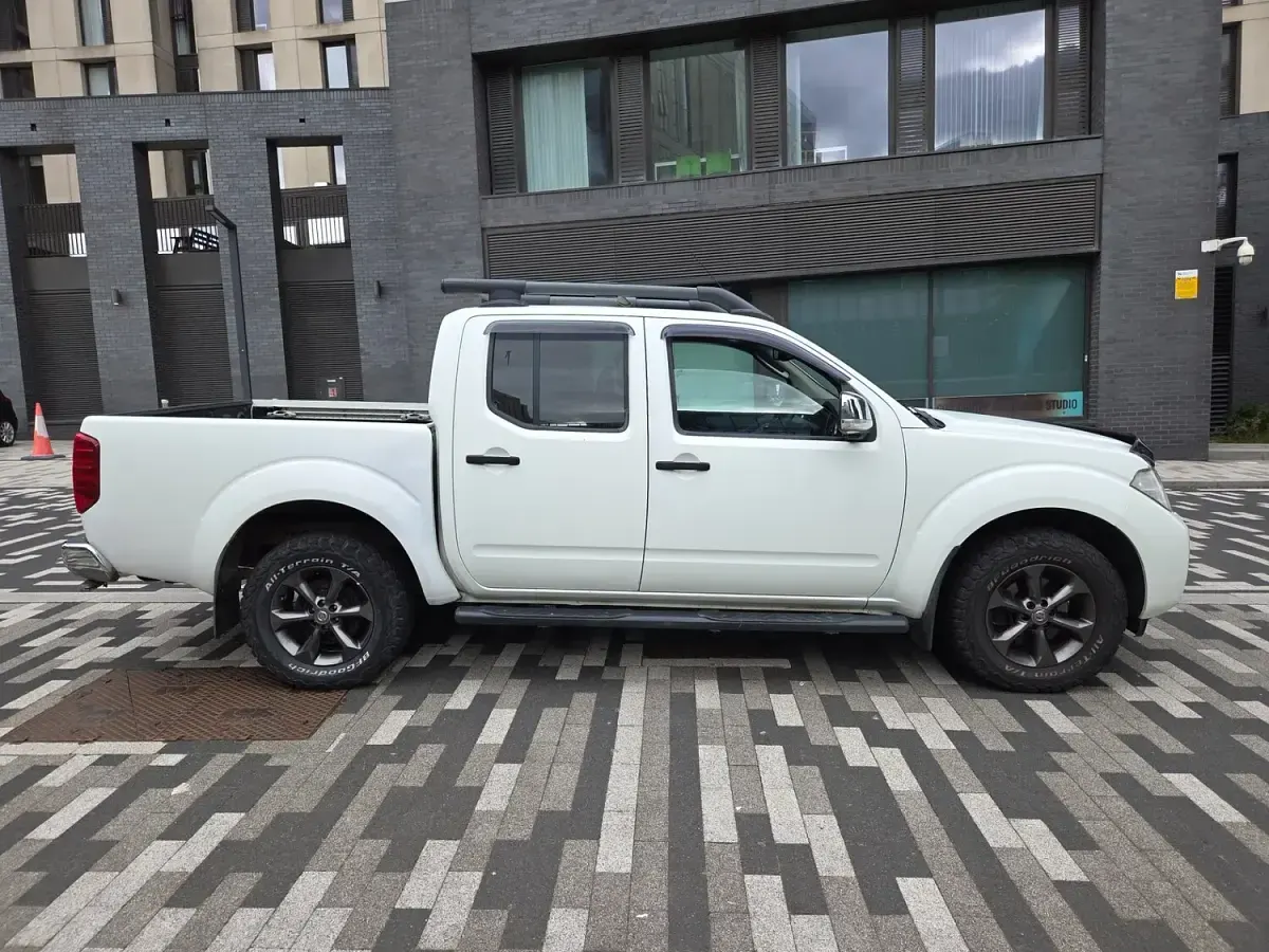 Used Nissan Navara Tekna 2011 White Pickup