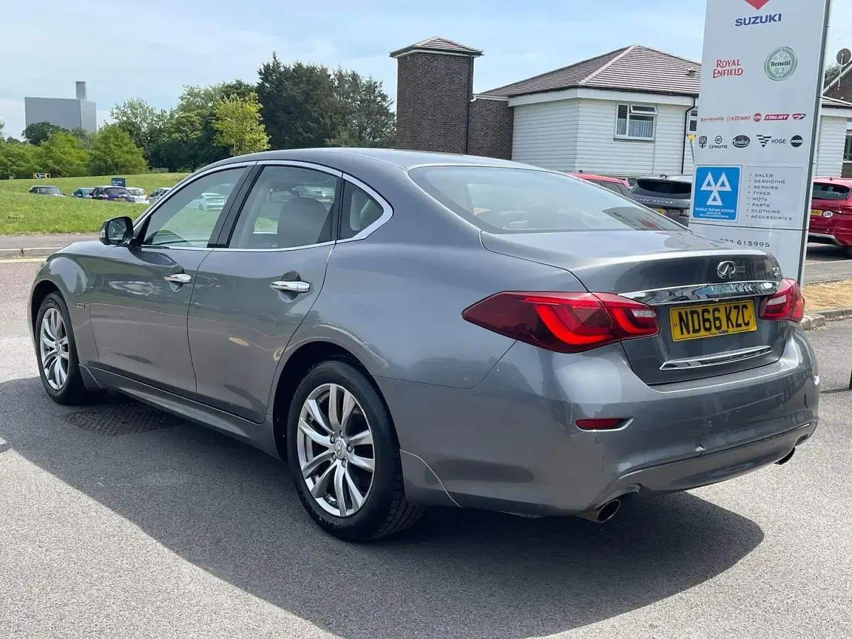 Used Infiniti Q70 Premium 170 HP (125 kW) 2017 Grey Sedan