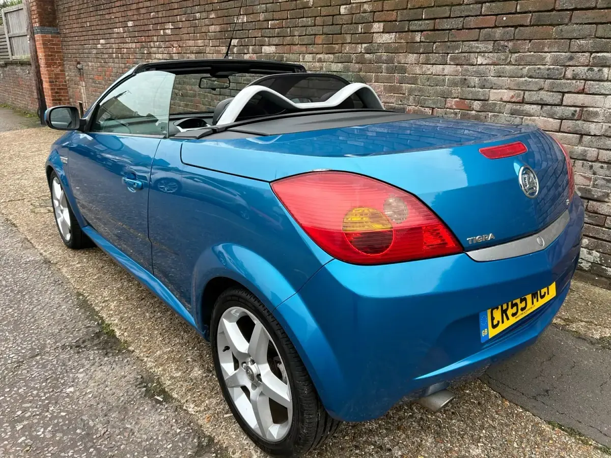 Second-hand Vauxhall Tigra 123 CP (90 kW) 2005 Albastru Cabrio