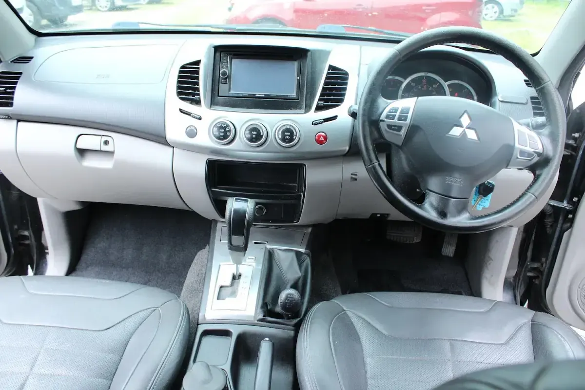Used Mitsubishi L200 178 HP (130 kW) 2013 Black Pickup