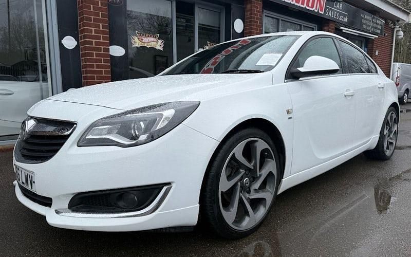 Used Vauxhall Insignia SRi 136 HP (100 kW) 2016 White Hatchback
