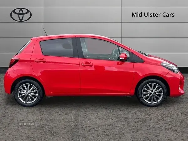 Used Toyota Yaris 99 HP (72 kW) 2016 Red Hatchback