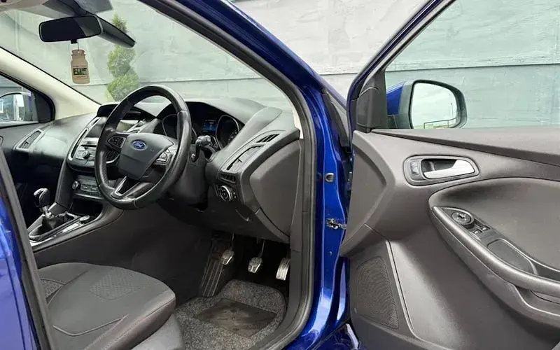 Used Ford Focus Zetec 120 HP (88 kW) 2016 Blue Hatchback