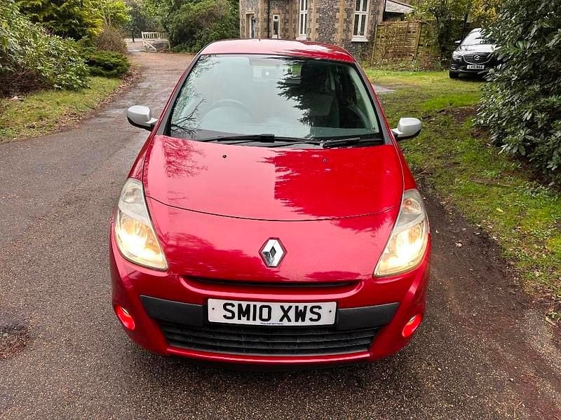 Used Renault Clio II 2010 Red Hatchback