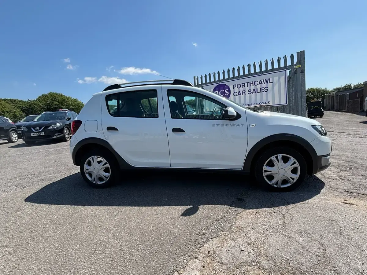 Used Dacia Sandero Lauréate 90 HP (66 kW) 2015 White Hatchback
