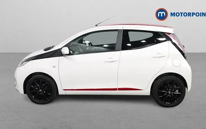 Begagnad Toyota Aygo x-press 69 HK (50 kW) 2018 Vit Halvkombi