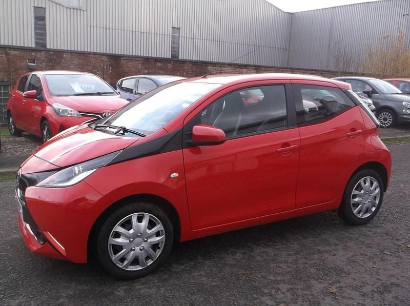 Used Toyota Aygo X-play 68 HP (50 kW) 2016 Red Hatchback