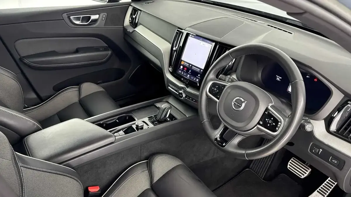 Used Volvo XC60 R-Design 194 HP (142 kW) 2022 SUV