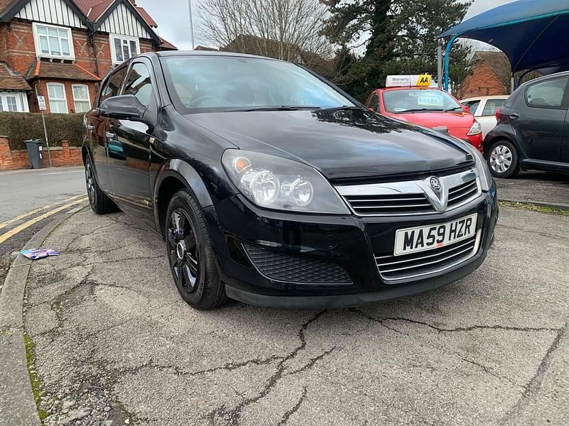 Black Used 2009 Vauxhall Astra Hatchback | £1,495 (Good price) - Image 1/4