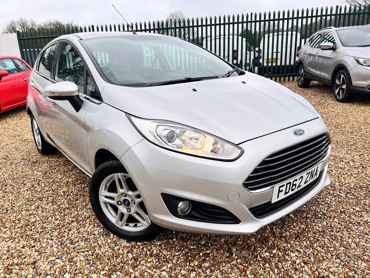 Used Ford Fiesta Zetec 100 HP (73 kW) 2013 Silver Hatchback