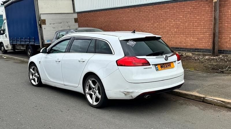 Used Vauxhall Insignia SRi 2012 White Estate
