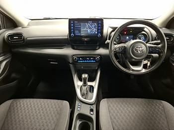 Used Toyota Yaris Hybrid Design 116 HP (85 kW) 2022 White Hatchback