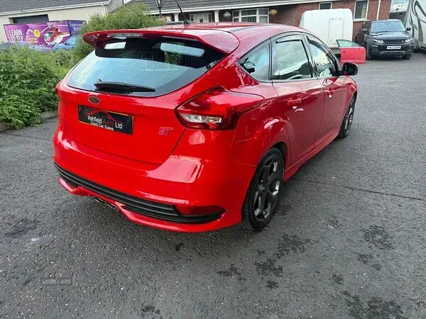 Used Ford Focus ST 185 HP (136 kW) 2016 Red Hatchback
