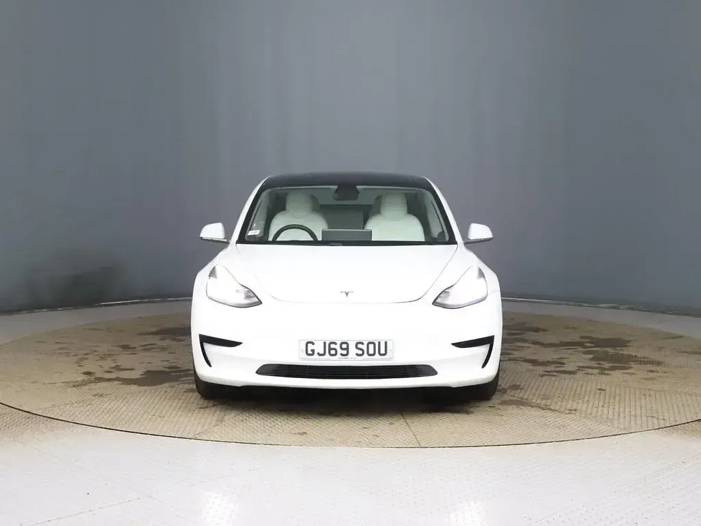 Używany Tesla Model 3 Standard Range 239 kW (325 KM) 2019 Biały Sedan/Limuzyna