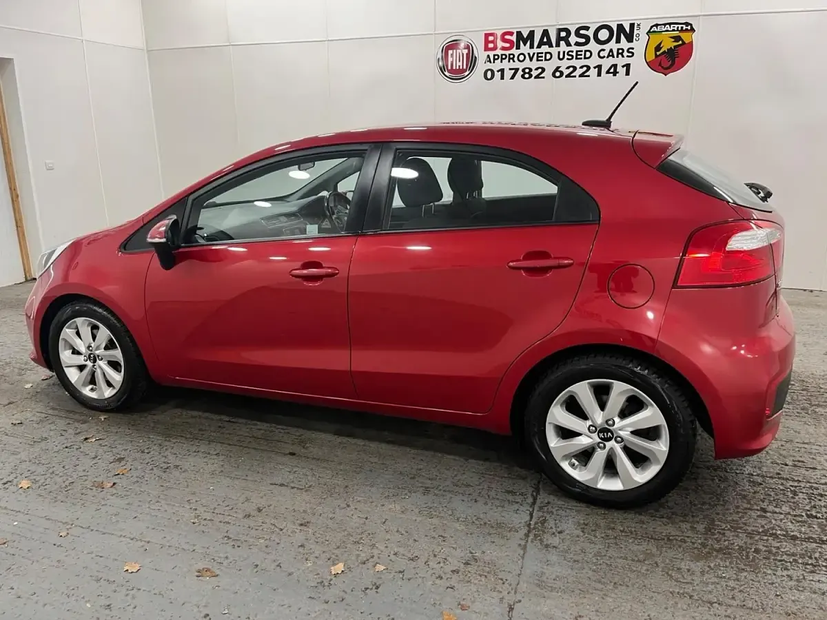 Used Kia Rio 109 HP (80 kW) 2015 Red Hatchback