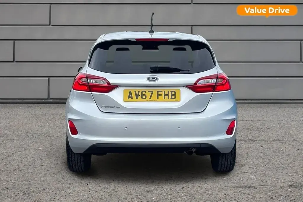 Usado Ford Fiesta Zetec 2017 Plateado Utilitario