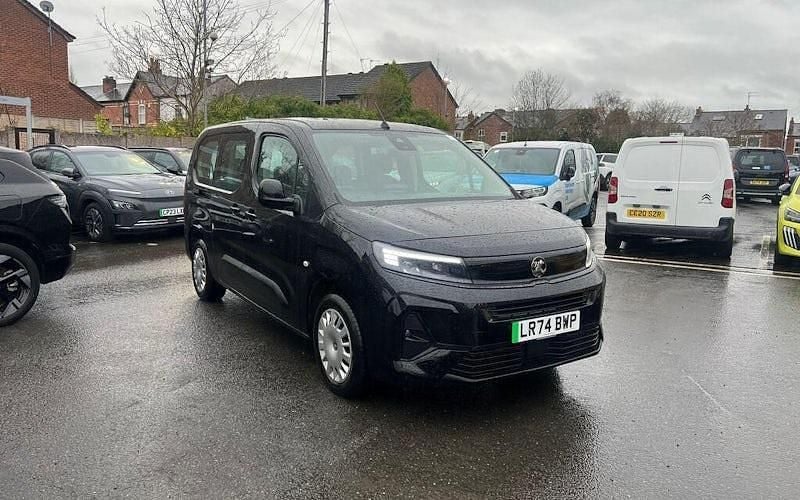 Used Vauxhall Combo Design Edition 100 kW (136 HP) 2026 MPV