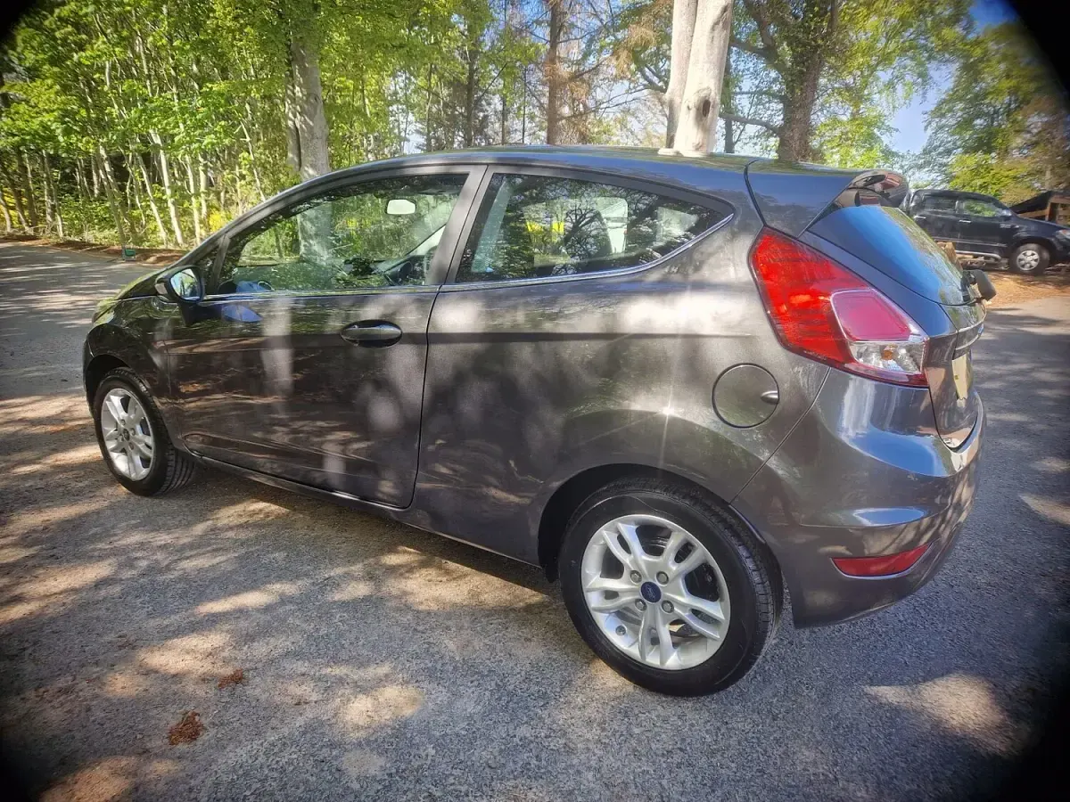 Käytetty Ford Fiesta Zetec 82 HP (60 kW) 2017 Harmaa Viistoperä