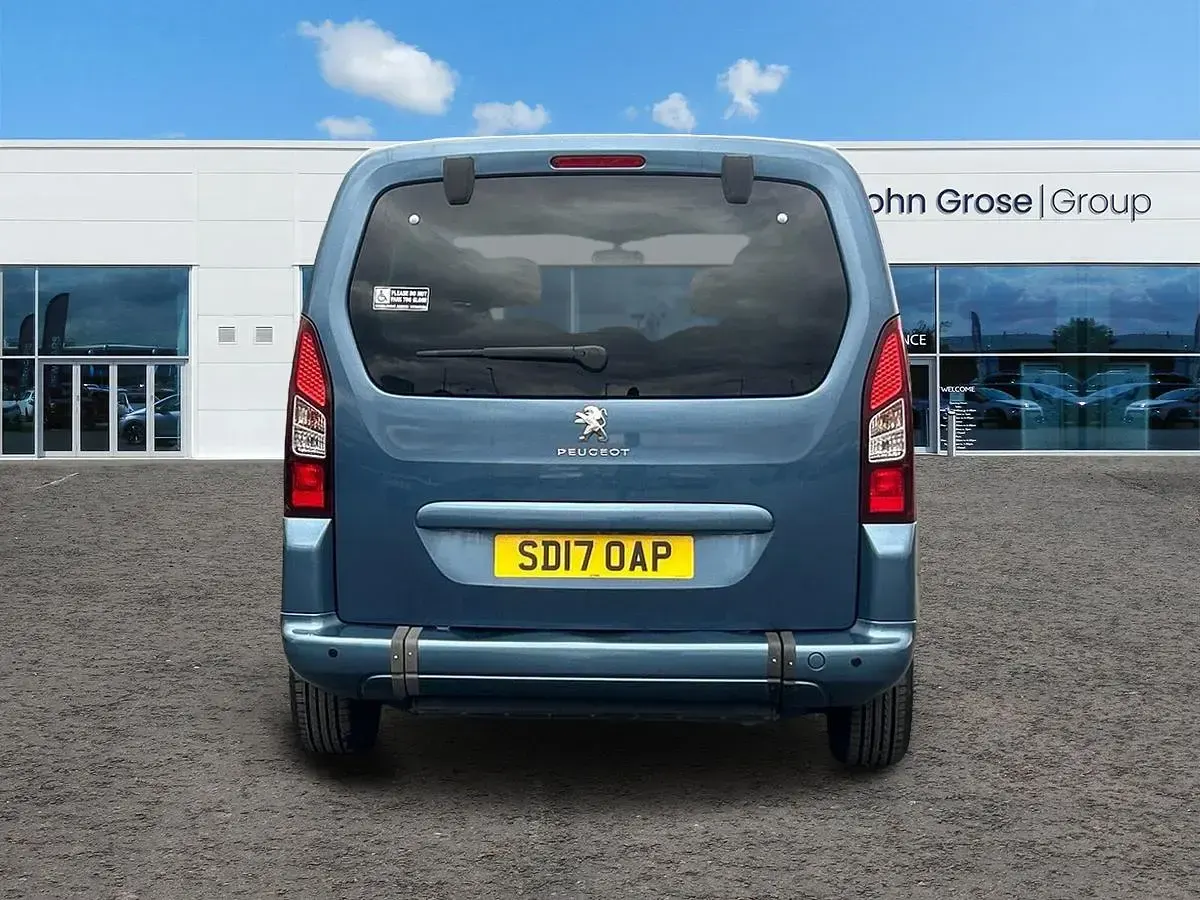 Used Peugeot TePee Allure 100 HP (73 kW) 2017 Blue MPV