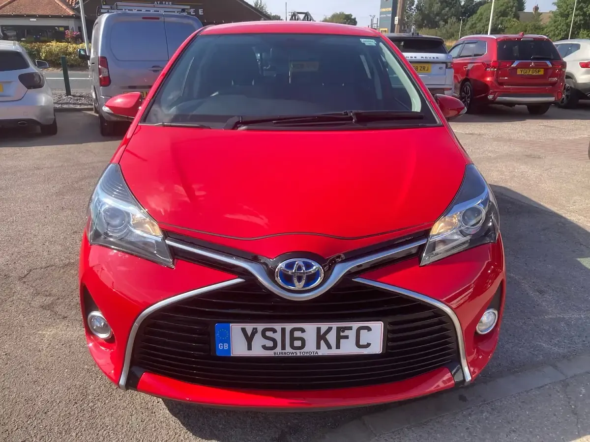 Used Toyota Yaris 101 HP (74 kW) 2016 Red Hatchback