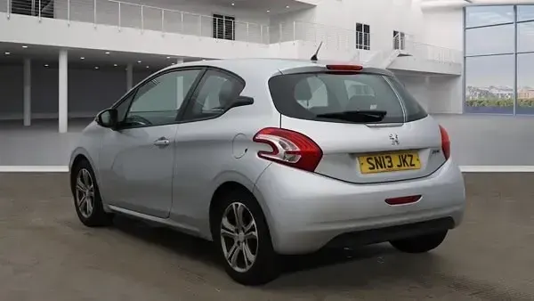 Used Peugeot 208 Active 95 HP (69 kW) 2013 Silver Hatchback